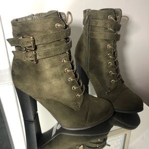 Super cute booties!